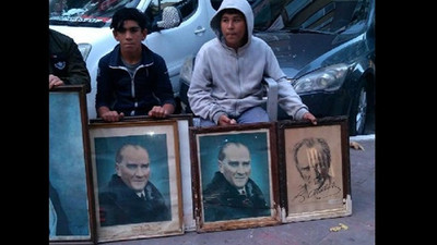 Çöpe atılan Atatürk fotoğraflarına çocuklar sahip çıktı