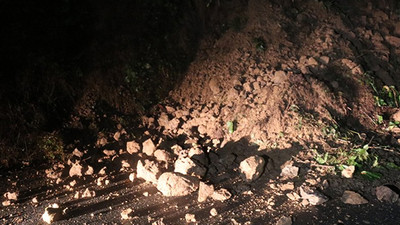 Rize’de heyelan nedeniyle yol trafiğe kapandı