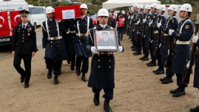 Şehidi binlerce kişi omuzladı