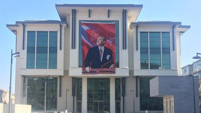 Tepkiler üzerine belediye binasına Atatürk posteri alındı