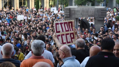 Tiflis’te özel kuvvetler parlamentonun önündeki protestoyu dağıtmak için basınçlı su kullanmaya başladı