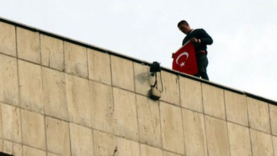 Askerde kalmak için çatıya çıktı