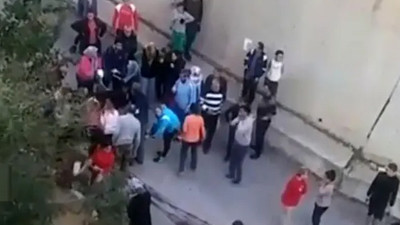 Cani koca boşanmak isteyen eşinin sokak ortasında bıçaklayarak öldürdü