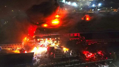 Düzce'de bir fabrikada çıkan yangına müdahale sürüyor