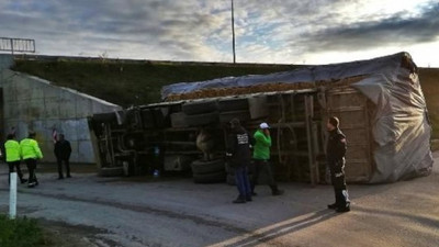 Gelibolu'da, devrilen kamyondaki iki kişi yaralandı