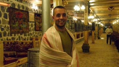 İntihar girişiminde bulunan kadını suya atlayan garson kurtardı