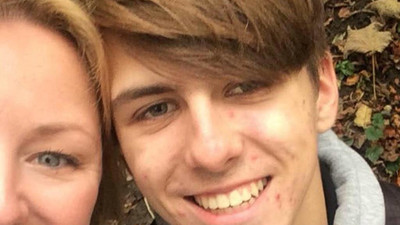 Kafasını aniden yana çeviren genç beyin felci geçirdi