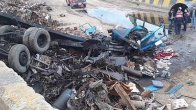 Kontrolden çıkan TIR şarampole devrildi: 1 ölü 