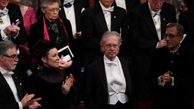 Peter Handke Nobel Edebiyat Ödülü'nü teslim aldı