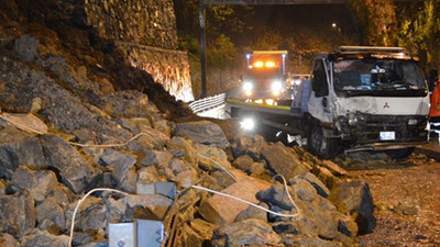 Sarıyer'de istinat duvarı yola çöktü!