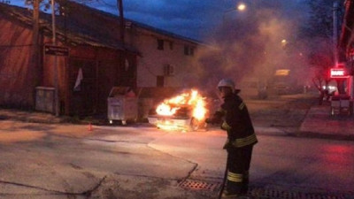 Seyir halinde alev alan otomobil yandı