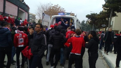Taraftarlar ve polisler arasında gerginlik: Yaralılar var