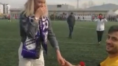 Yeşil sahada evlilik teklifi