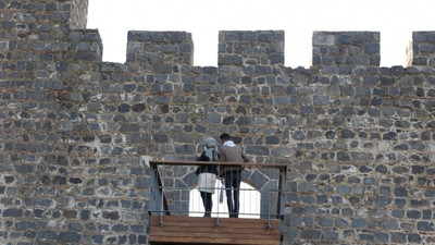 7 bin yıllık sur bedenlerine balkon yapıldı, dibine de beton döküldü