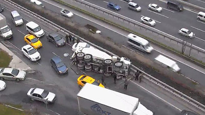Bağcılar'da beton mikseri devrildi