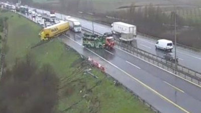 Büyükçekmece’de bariyere çarpan TIR yoldan çıktı!