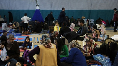 Elazığ'daki depremzedeler, geceyi spor salonunda geçiriyor