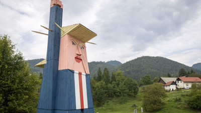 First Lady'nin memleketindeki ahşap Donald Trump heykeli yakıldı