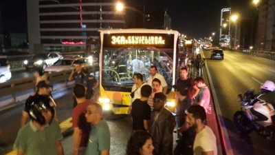 Mecidiyeköy'de motosiklet metrobüse çarptı: 2 yaralı