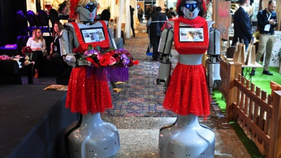 Robotlar, kına gecelerinde türkü söyleyip tepsi taşıyacaklar