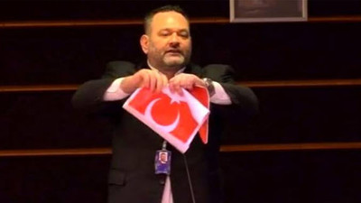 Türk bayrağını yırtan Yunan vekil hakkında soruşturma