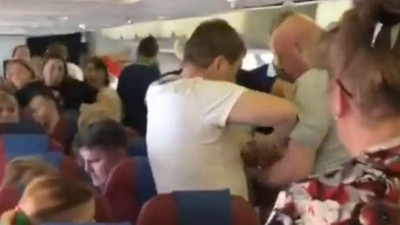 Uçakta olay çıkaran yolcuyu kollarından bantladılar!