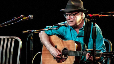 Ünlü şarkıcı sahnede hayatını kaybetti