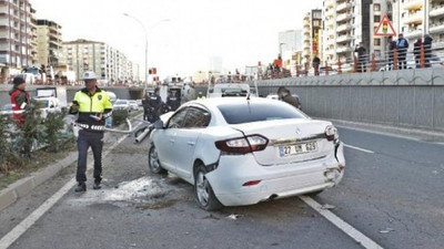 Üst geçidi kullanmayan yayaya çarpmamak için manevra yaptı, direğe çarptı