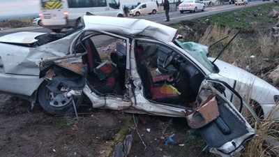 Yolcu minibüsü ile otomobil çarpıştı: 2 ölü, 12 yaralı!