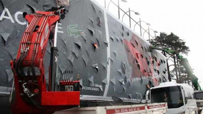 Zincirlikuyu’da kafasına reklam panosu parçası düşen kişi, hayatını kaybetti