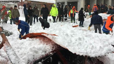 Artvin'de pazar yerinin çatısı kardan çöktü