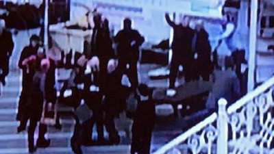 Cami avlusu savaş alanına döndü: 5 yaralı