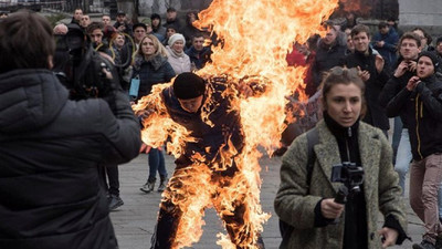 Kiev’de dehşete düşüren görüntü! Cumhurbaşkanlığı önünde kendini yaktı