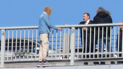 Köprü'deki intihara eski bakan müdahale etti