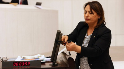 Mecliste deprem politikasına siyah kurdeleli protesto