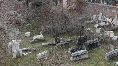 Selçuklu ve Osmanlı'dan kalan 800 yıllık Kadılar Mezarlığı yok oluyor