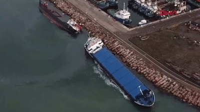 Tuzla'da çarpışan gemiler yan yattı