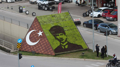 Adana'da dikey bahçede dev Mustafa Kemal Atatürk portresi