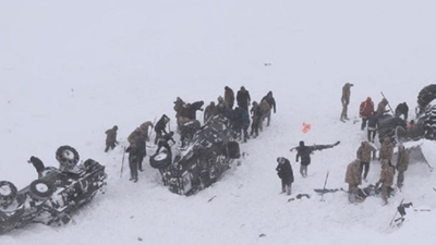 Van'da 41 kişinin öldüğü felakette çığ altında kalan bir itfaiye erinin cansız bedenine ulaşıldı