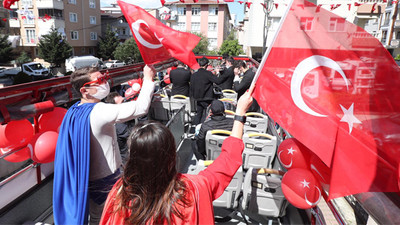 Başkan Gökhan Yüksel, ikiz kardeşlerin “23 Nisan” hayalini gerçekleştirdi