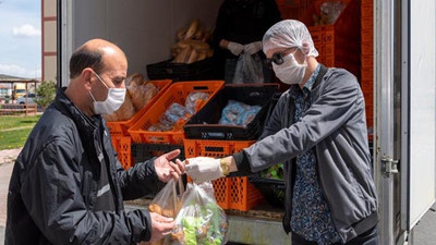 CHP'li belediyelerin ekmek dağıtmasına 'paralel yapı' diyen AKP'nin belediyesi ekmek dağıttı