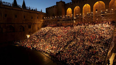 Dünyanın en büyük tiyatro festivali koronavirüs nedeniyle iptali