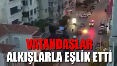 İzmir polisi İzmir Marşı ile devriye attı