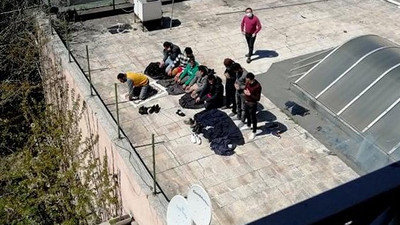 Kamu kurumunun çatısında Cuma namazı kıldılar