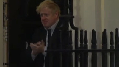 Karantinadaki Boris Johnson’dan endişelendiren görüntü!