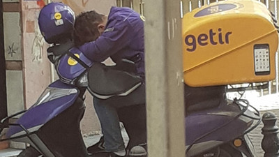 Kurye çalışanının yorgun haldeki fotoğrafına firma sahibinden açıklama geldi