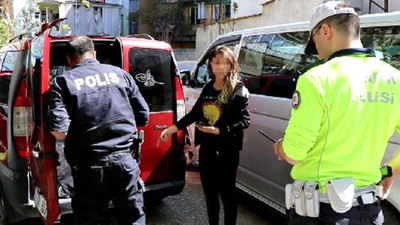 Sokağa çıkma yasağını delen sürücü, eşini araçta bırakıp kaçtı