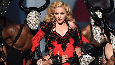 Dünyaca ünlü şarkıcının koronavirüs testi pozitif çıktı