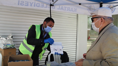 Kartal'da salgın sonrası kılınan ilk Cuma namazında vatandaşlara sağlık kiti dağıtıldı