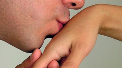 El öperek koronavirüsün tedavi edileceğini iddia etti, 20 kişiye virüs bulaştırdı